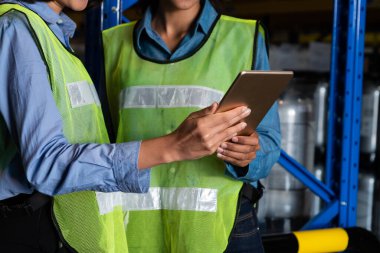 Depoda çalışan kadın bir depo işçisi.