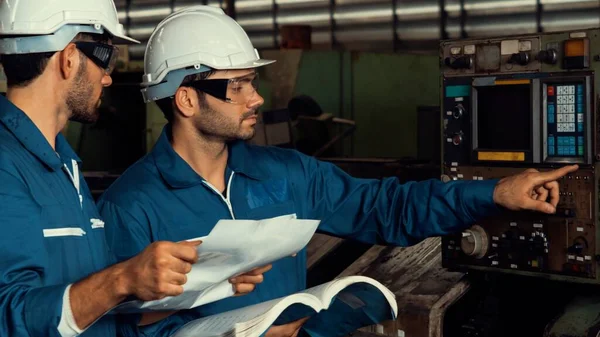 Grupo de hábiles trabajadores de la fábrica que utilizan equipos de máquinas en el taller — Foto de Stock