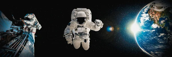 Astronauta astronauta hacer caminata espacial mientras trabaja para la estación espacial — Foto de Stock