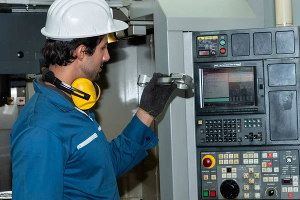 Trabalhador ou engenheiro da fábrica inteligente faz o trabalho da máquina na oficina de fabricação — Fotografia de Stock