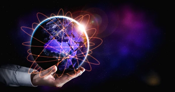 Conexão de rede global cobrindo a terra com link de percepção inovadora — Fotografia de Stock