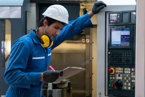 Il lavoratore intelligente della fabbrica o l'ingegnere fa il lavoro della macchina nell'officina manifatturiera — Foto Stock