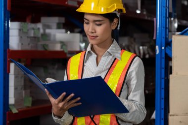 Depoda çalışan kadın bir depo işçisi.