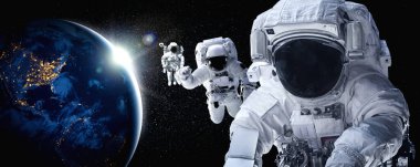 Astronot uzay yürüyüşü yaparken uzay istasyonu için çalışır.