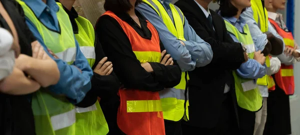 Grande grupo de trabalhadores da fábrica que estão juntos no armazém ou armazém — Fotografia de Stock