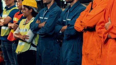 Fabrikadaki takım çalışmasını gösteren becerikli bir işçi bir arada duruyor. .