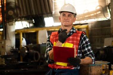 İş prosedürü kontrol listesi için pano ile çalışan imalat işçisi .