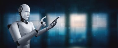 Robot insanımsı gelecekteki ofiste cep telefonu veya tablet kullan