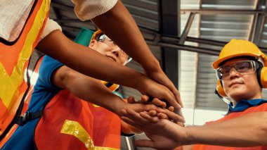 Becerikli fabrika işçilerinden oluşan ekip birlik ve destek gösteriyor.