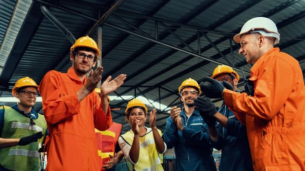 Kompetent arbetare firar framgång i fabriken . — Stockfoto