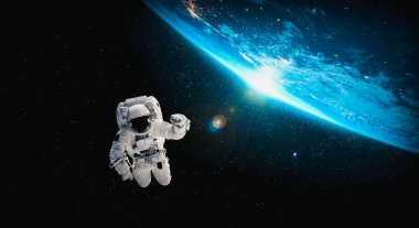 Astronot uzay yürüyüşü yaparken uzay istasyonu için çalışır.