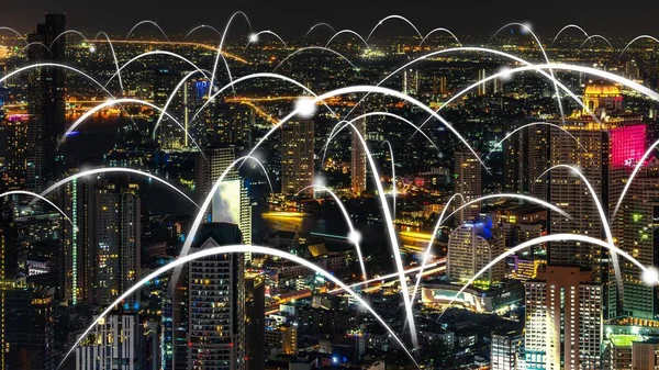 Bağlantı ağını gösteren, küreselleşme soyut grafiğine sahip akıllı dijital şehir