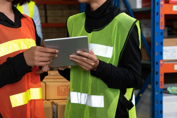 Depoda çalışan kadın bir depo işçisi.