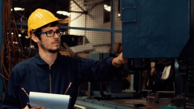 İşlemleri kontrol etmek için pano ile çalışan yetenekli bir fabrika işçisi. .