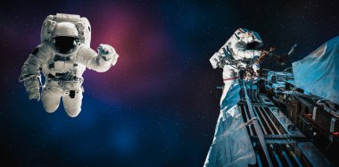 Astronot uzay yürüyüşü yaparken uzay istasyonu için çalışır.