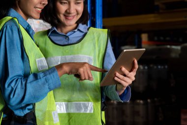 Depoda çalışan kadın bir depo işçisi.