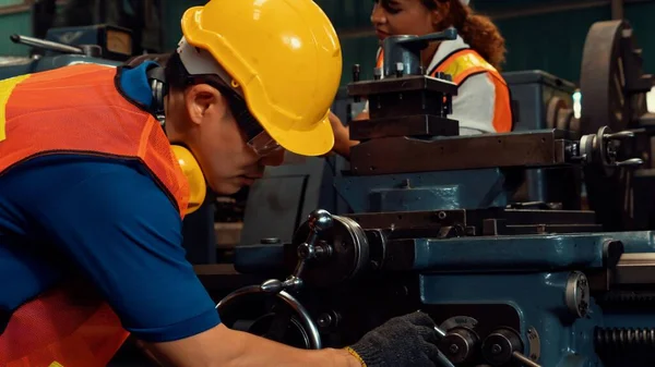 Groupe de travailleurs habiles utilisant des équipements de machine dans l'atelier d'usine — Photo