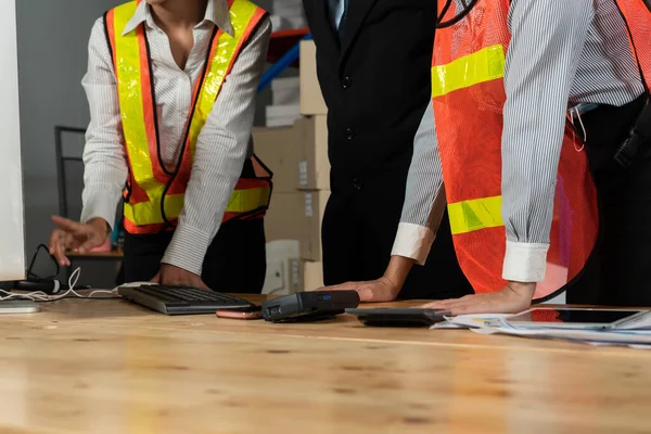 Magasinchef och arbetare som arbetar i lagret — Stockfoto