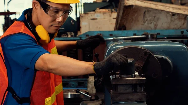 Travailleur d'usine compétent ou ingénieur faire le travail de la machine dans l'atelier de fabrication — Photo