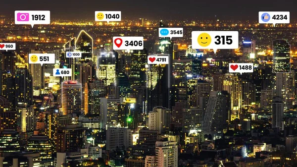 Iconos de redes sociales vuelan sobre el centro de la ciudad mostrando conexión de compromiso —  Fotos de Stock