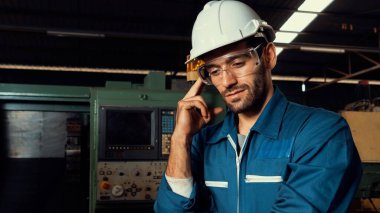 Düşünürken ve ileriye bakarken usta bir fabrika mühendisi ya da işçi portresi