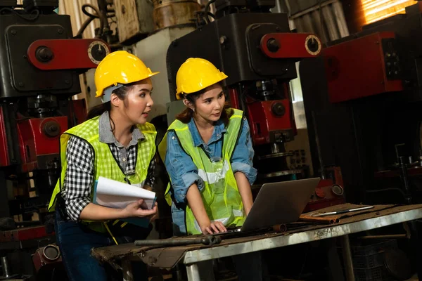 Travailleurs d'usine travaillant et discutant du plan de fabrication dans l'usine — Photo