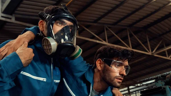 Trabalhador da fábrica habilidoso resgata seu companheiro de equipe de vazamento de gás venenoso — Fotografia de Stock