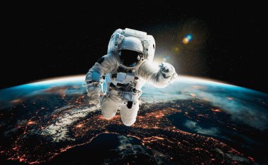 Astronot uzay yürüyüşü yaparken uzay istasyonu için çalışır.