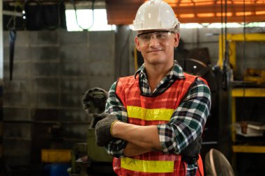 Genç bir fabrika işçisi ya da mühendis imalat fabrikasında portre kapatıyorlar.