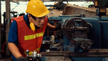 Fabrika işçisi veya mühendisi imalat atölyesinde makine işi yapıyor.