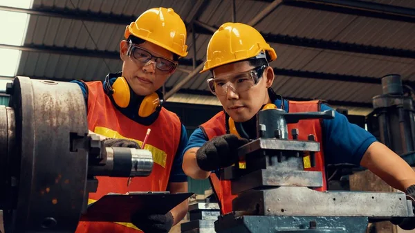 작업장에서 기계 장비를 사용하는 숙련 된 공장 근로자들 — 스톡 사진