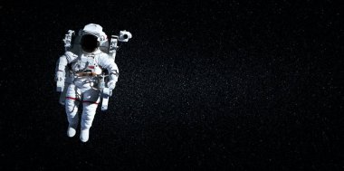 Astronot uzay yürüyüşü yaparken uzay istasyonu için çalışır.