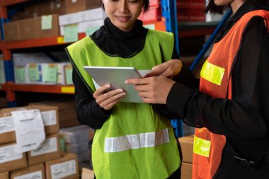 Depoda çalışan kadın bir depo işçisi.