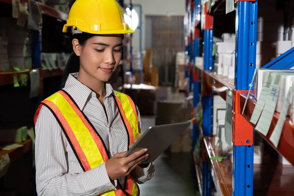 Depoda çalışan kadın bir depo işçisi.