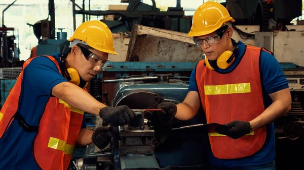 작업장에서 기계 장비를 사용하는 숙련 된 공장 근로자들 — 스톡 사진