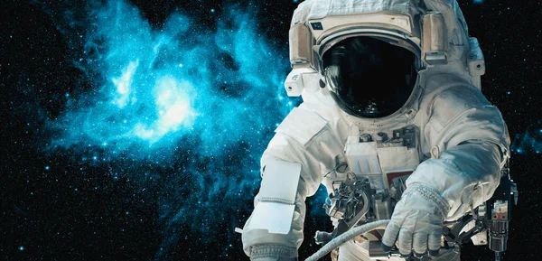 Kosmita astronauta zrobić spacery kosmiczne podczas pracy dla stacji kosmicznej — Zdjęcie stockowe