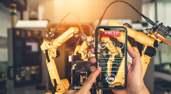 Ingenieur steuert Roboterarme durch Augmented-Reality-Technologie — Stockfoto