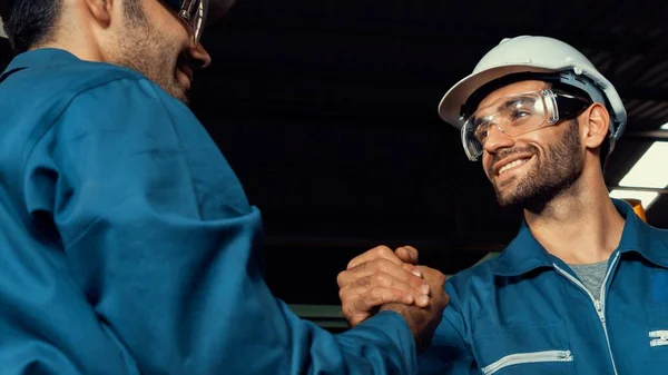 Dwóch zręcznych inżynierów fabrycznych lub pracowników wykazujących współpracę zespołową i partnerską . — Zdjęcie stockowe