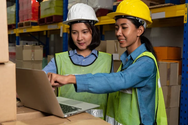 Female warehouse worker working at the storehouse — Stock Photo, Image