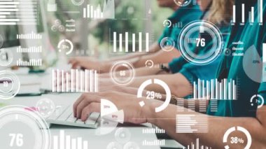 Bilgisayar masasında çalışan iş adamlarının yaratıcı görüntüsü