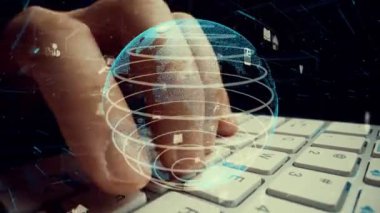 İnternet ağı modernizasyonu grafikli bilgisayar klavyesi üzerinde çalışan adam