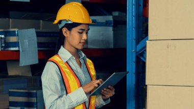 Depoda çalışan kadın bir depo işçisi.