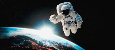Astronot uzay yürüyüşü yaparken uzay istasyonu için çalışır.