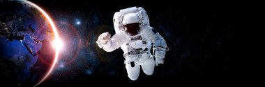Astronot uzay yürüyüşü yaparken uzay istasyonu için çalışır.