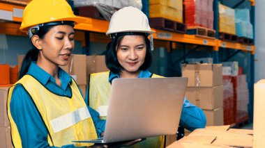 Depoda çalışan kadın bir depo işçisi.