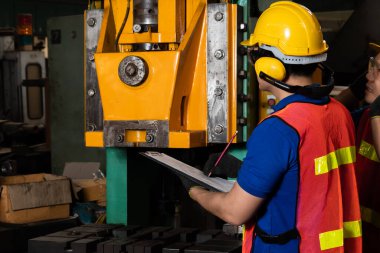 Fabrika işçisi veya mühendisi imalat atölyesinde makine işi yapıyor.