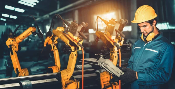 数字工厂生产技术用智能工业机器人武器 — 图库照片