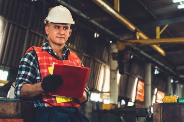 İş prosedürü kontrol listesi için pano ile çalışan imalat işçisi .