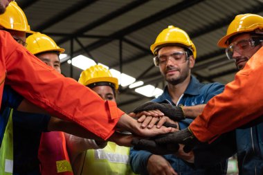 Fabrikadaki takım çalışmasını gösteren becerikli bir işçi bir arada duruyor. .