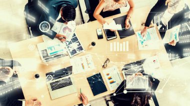 Kurumsal personel toplantısında iş adamlarının yaratıcı görüntüsü